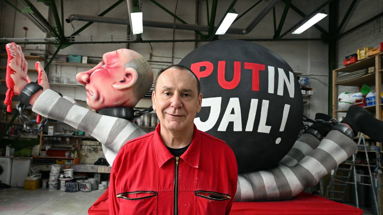 Der Düsseldorfer Künstler Jacques Tilly steht in seiner Werkstatt vor einer Putin-Figur mit blutgetränkten Händen.