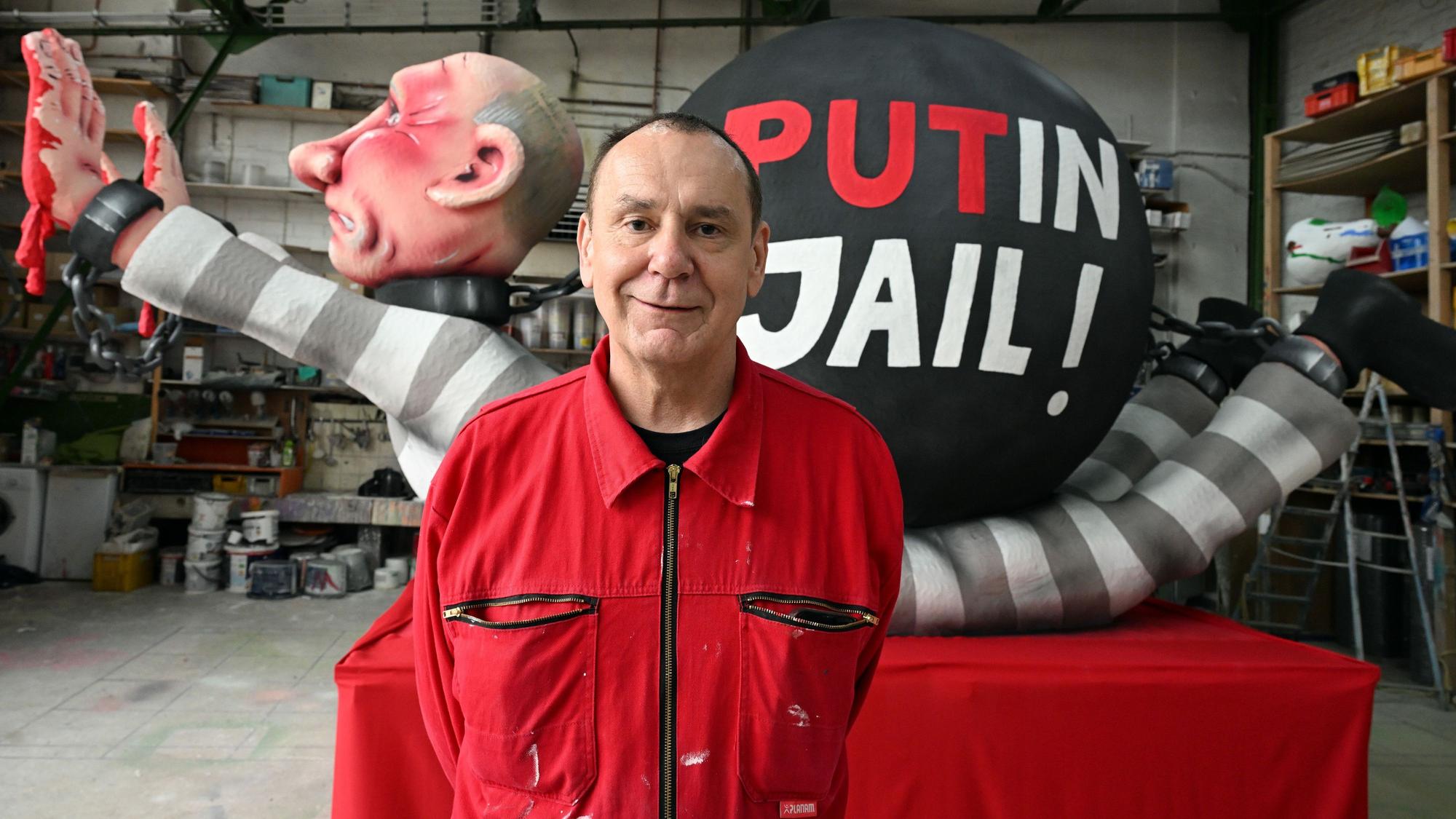 Der Düsseldorfer Künstler Jacques Tilly steht in seiner Werkstatt vor einer Putin-Figur mit blutgetränkten Händen.