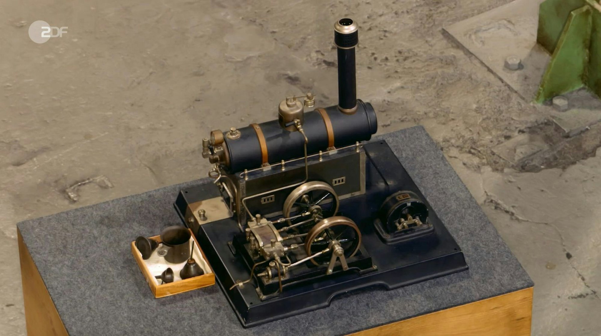 Eine Dampfmaschine datierte Detlev Kümmel auf 1926 bis 1929. Das Eisenguss-Stück von Märklin aus Göppingen sollte eigenlich 6.500 Euro bringen, wünschte sich der Verkäufer. Doch eine realistische Schätzung lag nur zwischen 1.500 und 2.000 Euro. Verkauft wurde sie dennoch - schließlich für 1.300 Euro an David Suppes. (Bild: ZDF)