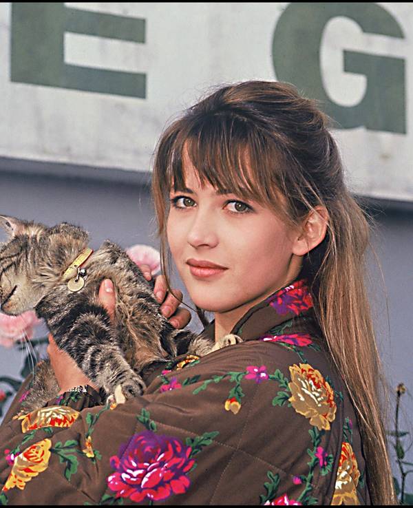 Sophie Marceau mit einer Katze.