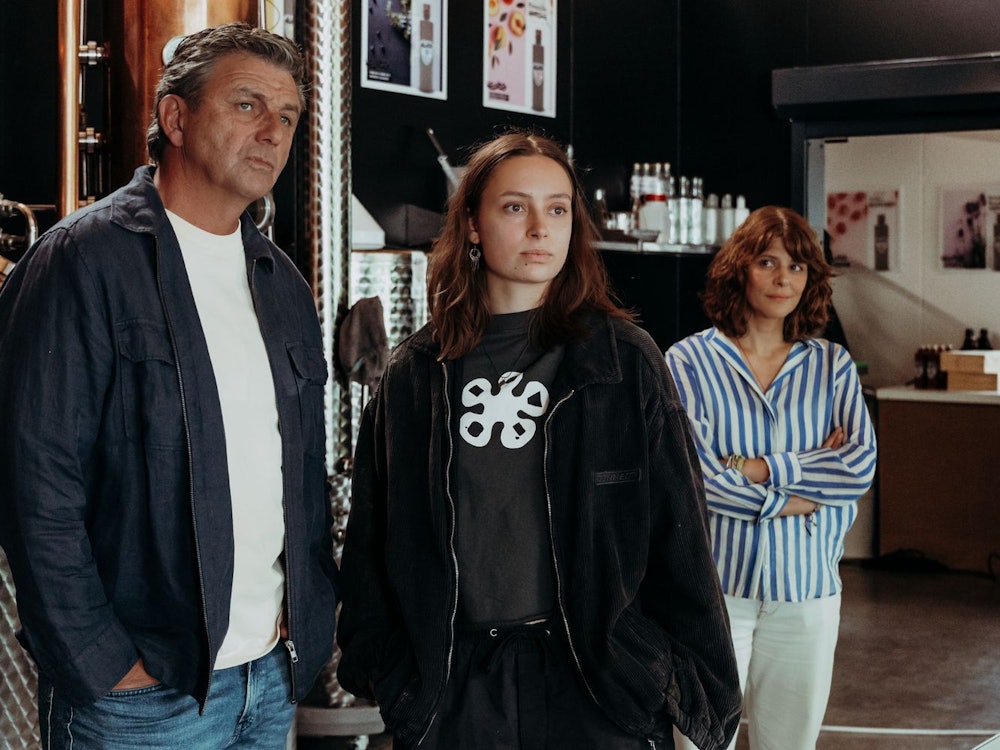 Lexi Helmig (Mascha Schrader) gibt in der neuen „Bergdoktor“-Folge Dr. Martin Gruber (Hans Sigl) und Isabelle Meyer (Lale Yavaş), der Freundin ihres Vaters, einige Rätsel auf. (Bild: ZDF/Sabine Finger Fotografie)