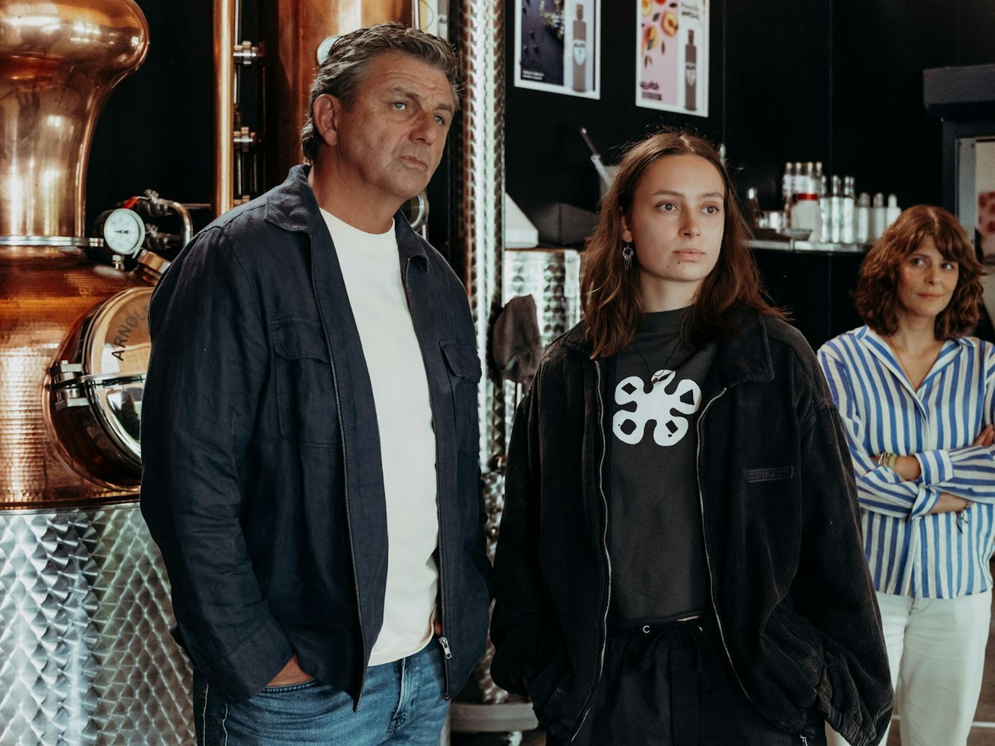 Lexi Helmig (Mascha Schrader) gibt in der neuen „Bergdoktor“-Folge Dr. Martin Gruber (Hans Sigl) und Isabelle Meyer (Lale Yavaş), der Freundin ihres Vaters, einige Rätsel auf. (Bild: ZDF/Sabine Finger Fotografie)