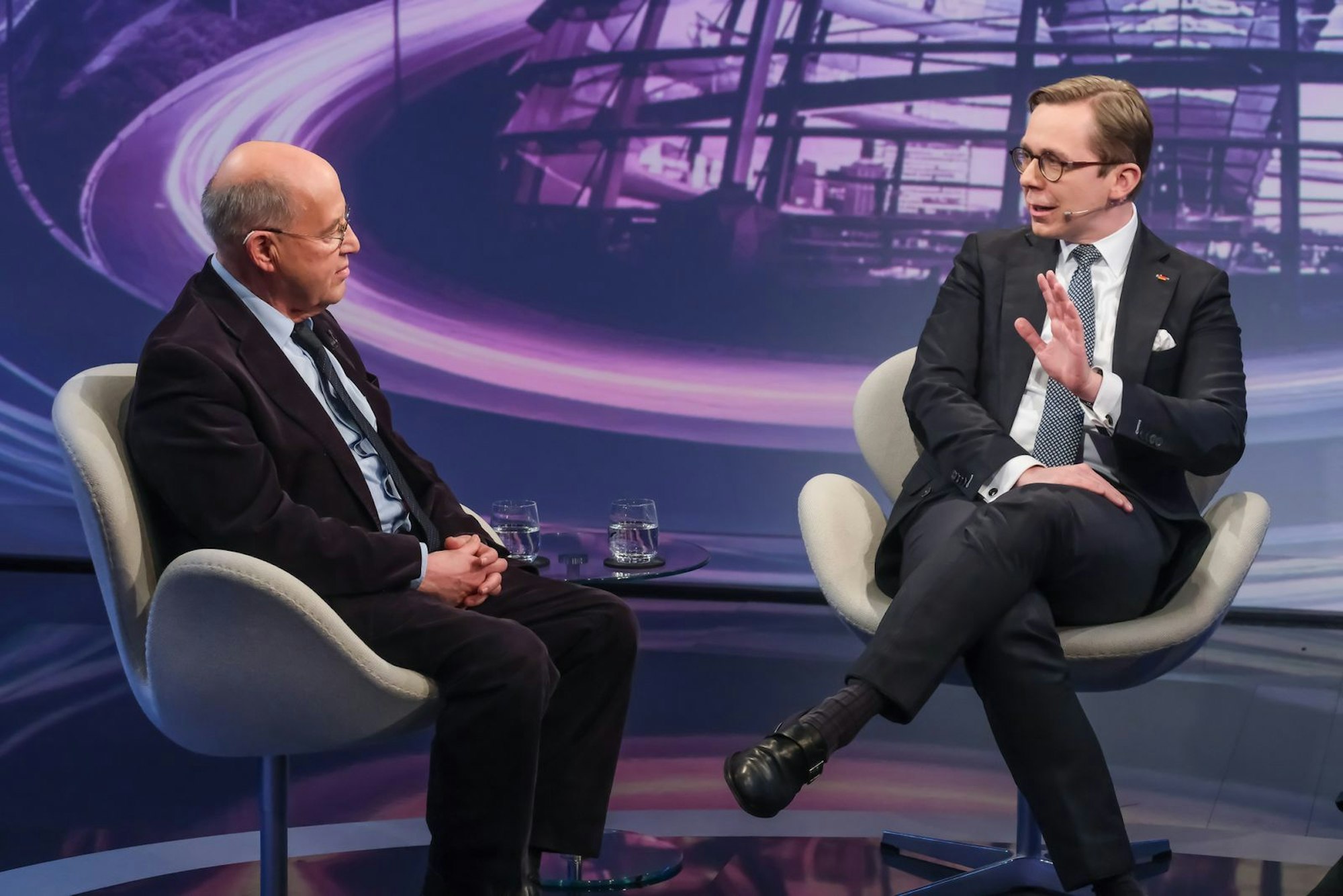 Können die CDU und die Linke im Osten zusammenarbeiten? Weder Gregor Gysi (links) noch Philipp Amthor machten bei „Maischberger“ konkrete Aussagen dazu. (Bild: WDR / Oliver Ziebe)