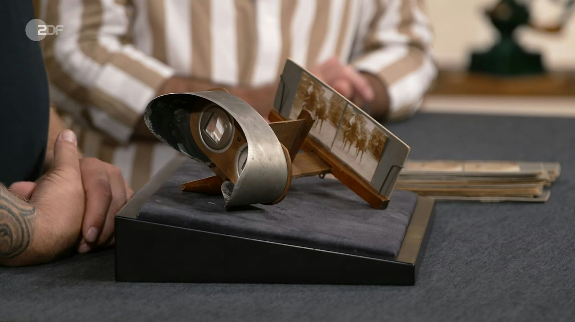 Bei einer Haushaltsauflösung war so manches Relikt ans Licht gekommen - darunter dieser stereoskopische Betrachter. (Bild: ZDF)