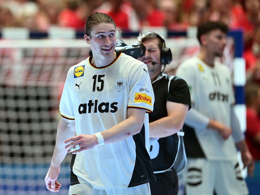 Juri Knorr geht bei der Handball-EM über das Feld.