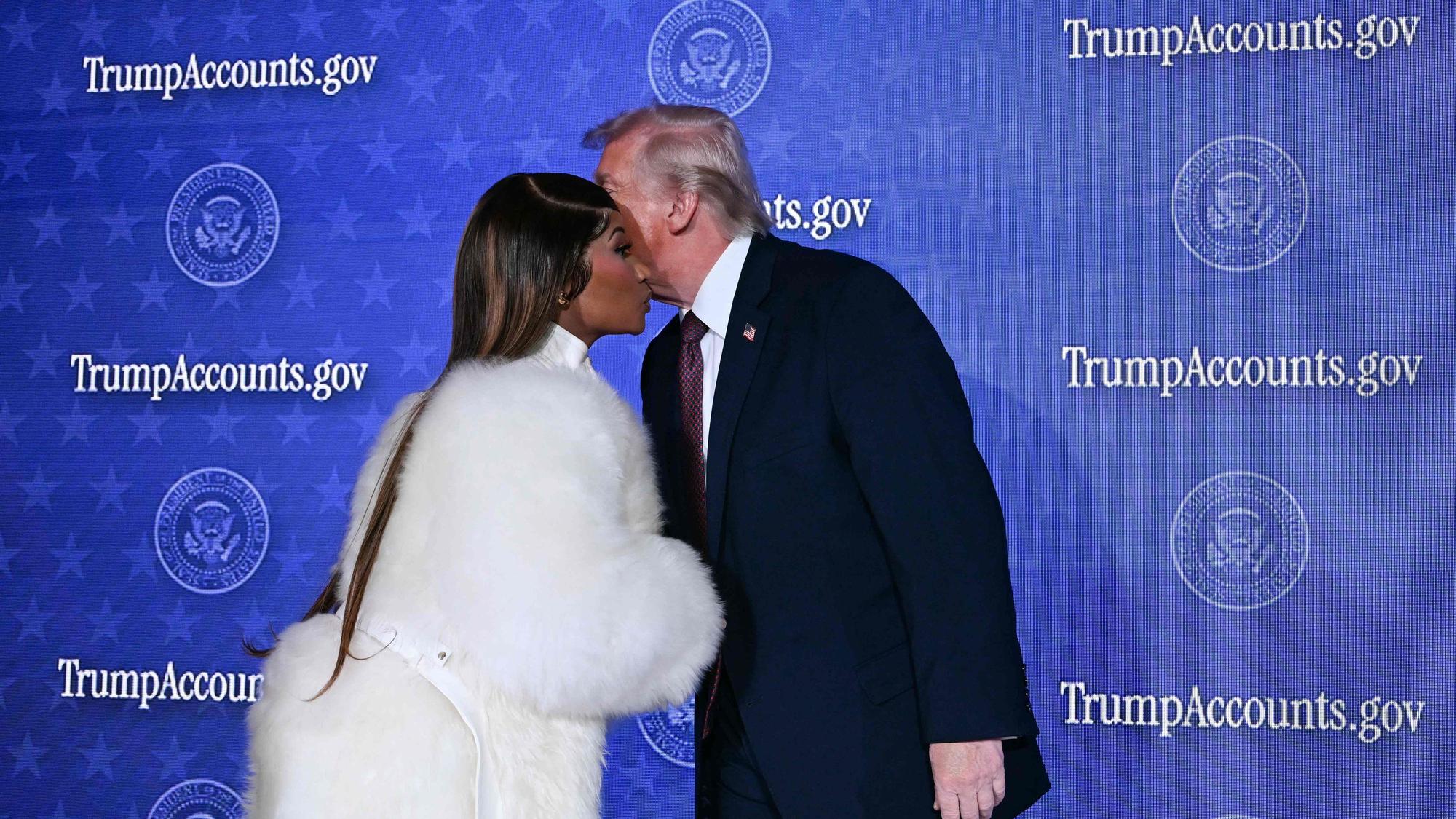 Nicki Minaj küsst Donald Trump.