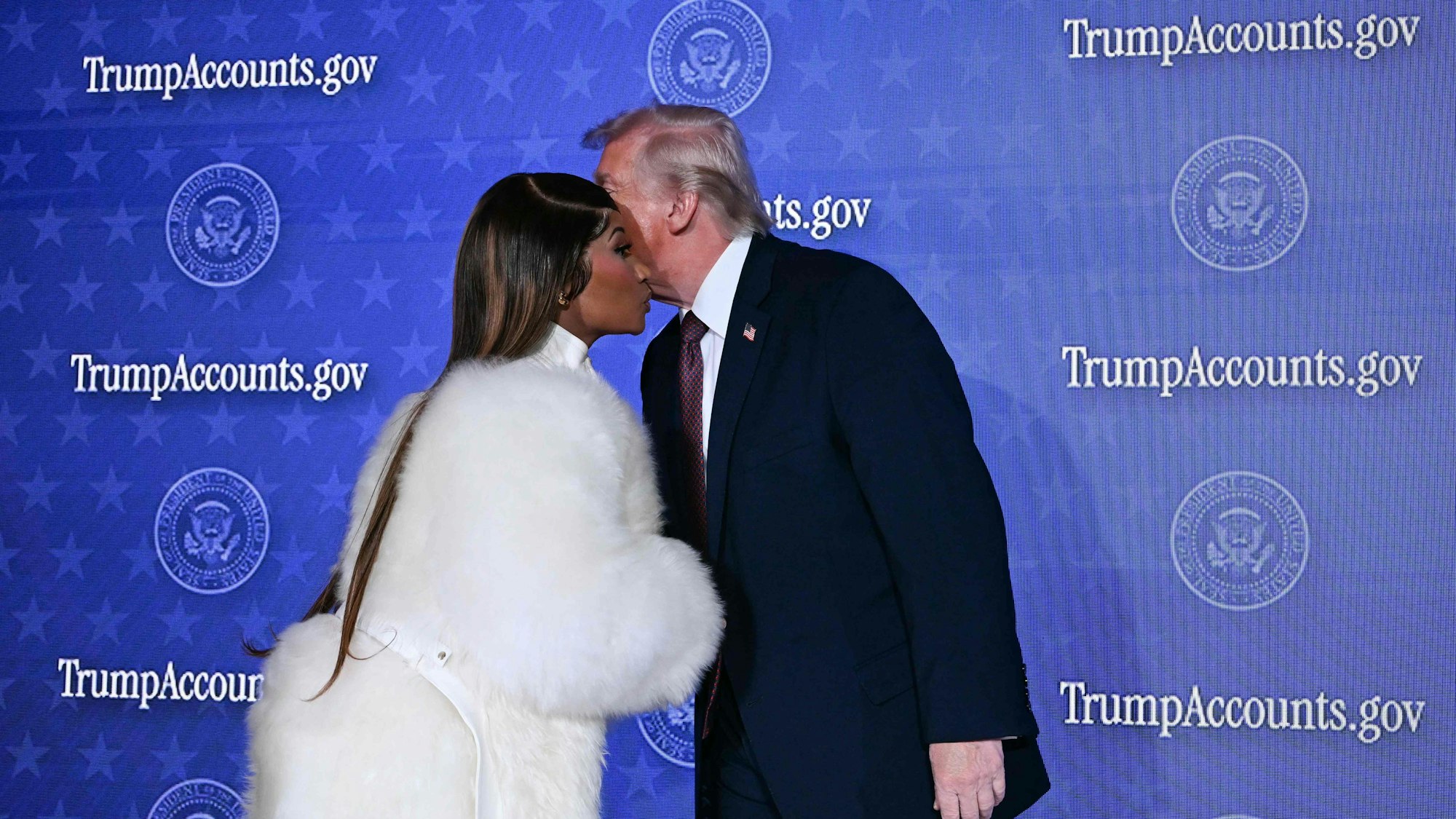 Nicki Minaj küsst Donald Trump.