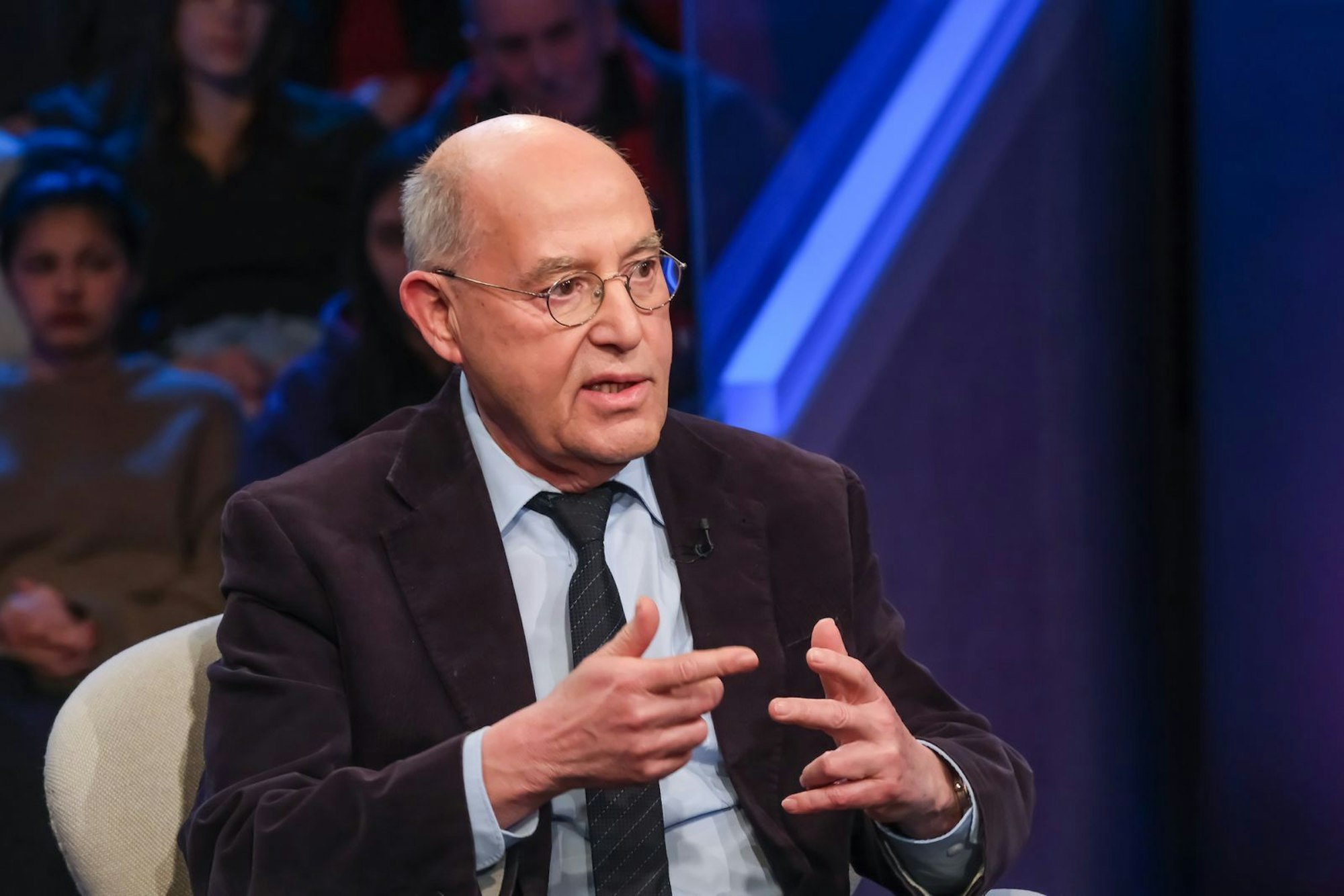 Gregor Gysi erklärte, dass die schwarz-rote Koalition durch die Wahlergebnisse verunsichert sei. (Bild: WDR / Oliver Ziebe)