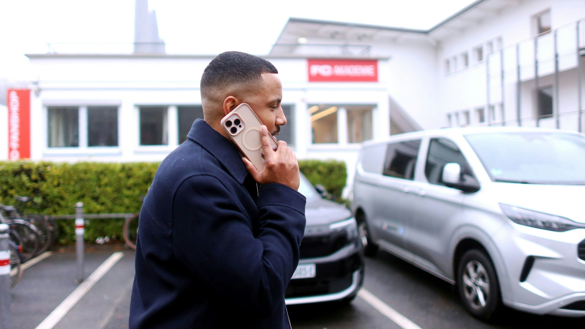 Der Spielerberater Cedric Mferi von Fynn Schenten kommt zum Geißbockheim und telefoniert.