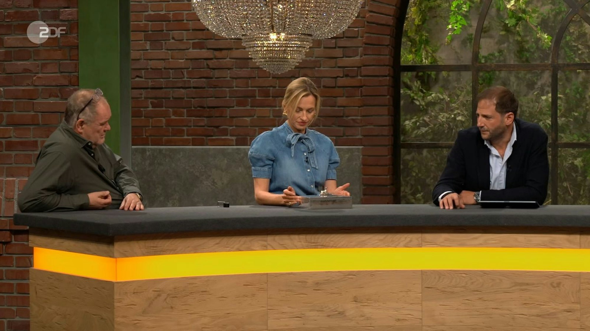 Julian Schmitz-Avila (rechts) schnappte sich die Zigarrendose letztlich für glatte 1.000 Euro. (Bild: ZDF)