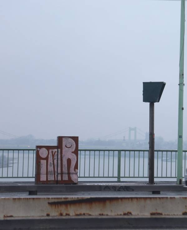 Auf der Kölner Zoobrücke werden am Donnerstag (5. Februar 2026) die neuen Blitzer scharf gestellt. Auf diesem Archivfoto sind noch die alten Blitzer zu sehen.