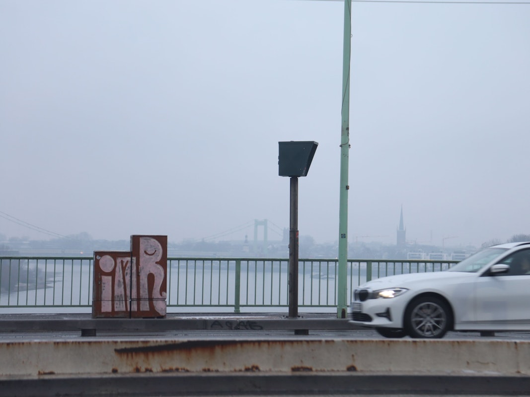 Auf der Kölner Zoobrücke gilt Tempo 50. Die neuen Blitzgeräte lassen aber auf sich warten.
