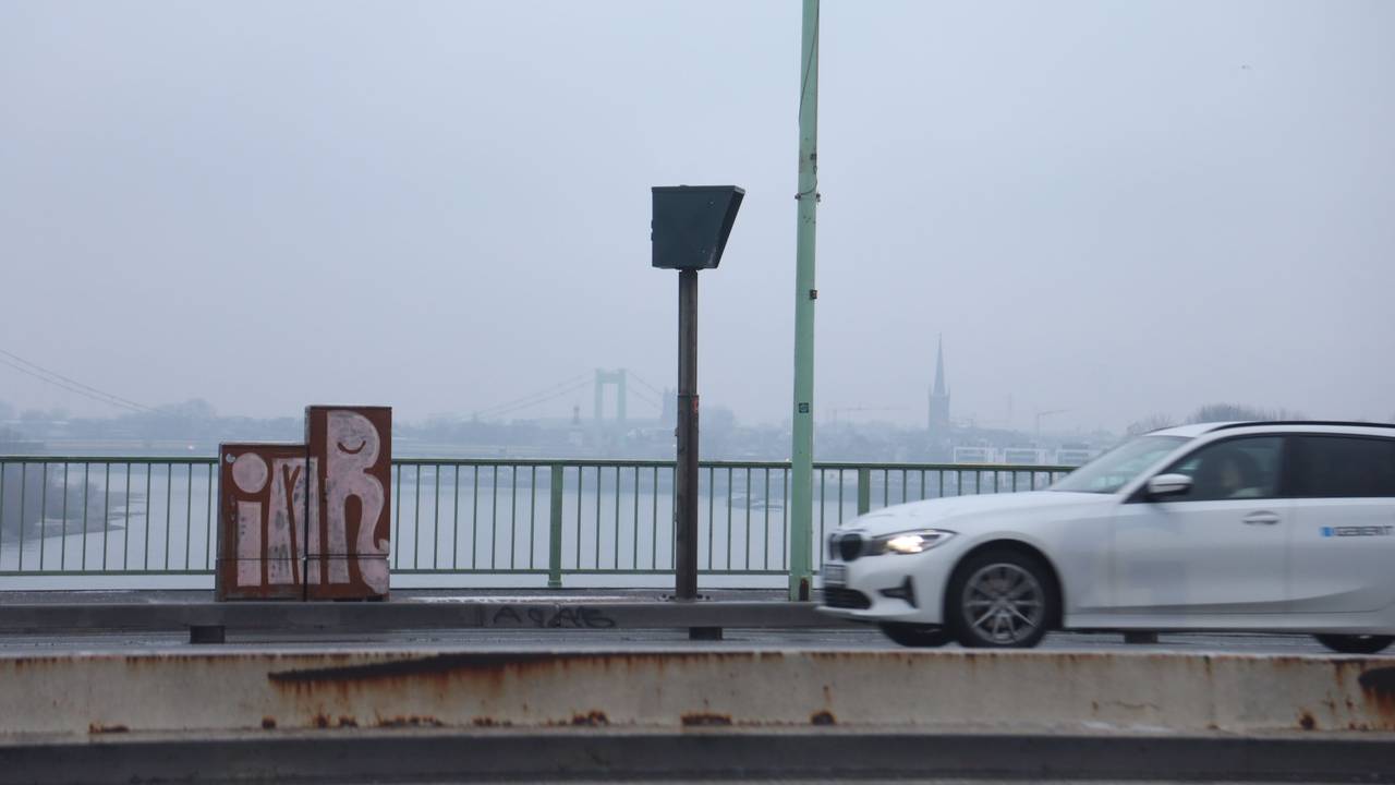 Auf der Kölner Zoobrücke werden am Donnerstag (5. Februar 2026) die neuen Blitzer scharf gestellt. Auf diesem Archivfoto sind noch die alten Blitzer zu sehen.