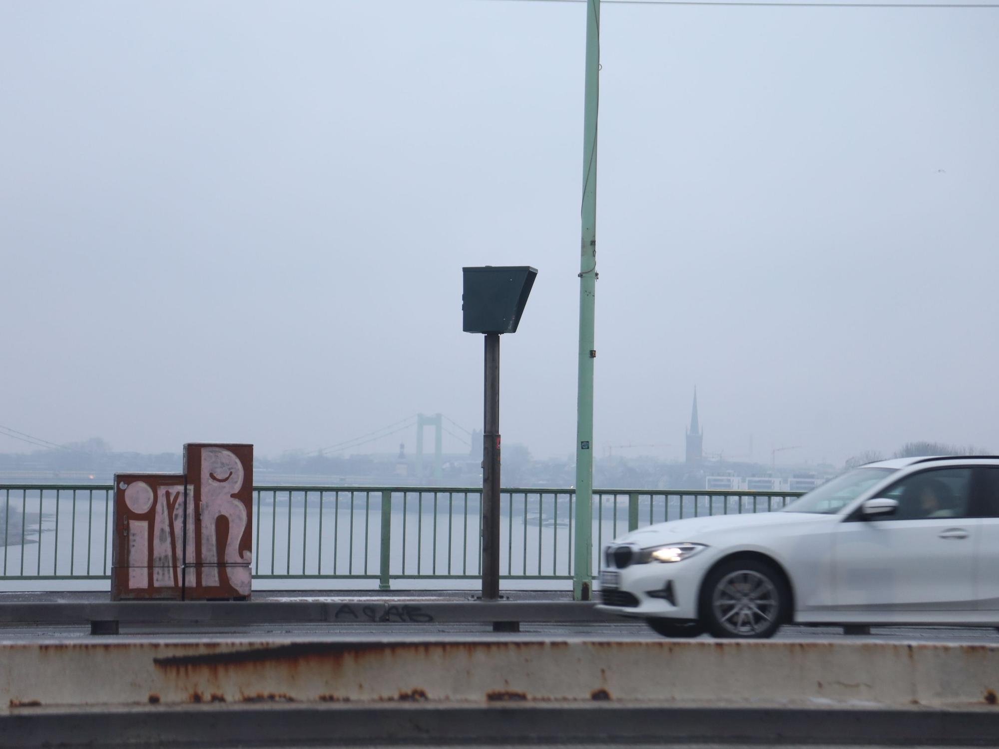 Auf der Kölner Zoobrücke werden am Donnerstag (5. Februar 2026) die neuen Blitzer scharf gestellt. Auf diesem Archivfoto sind noch die alten Blitzer zu sehen.