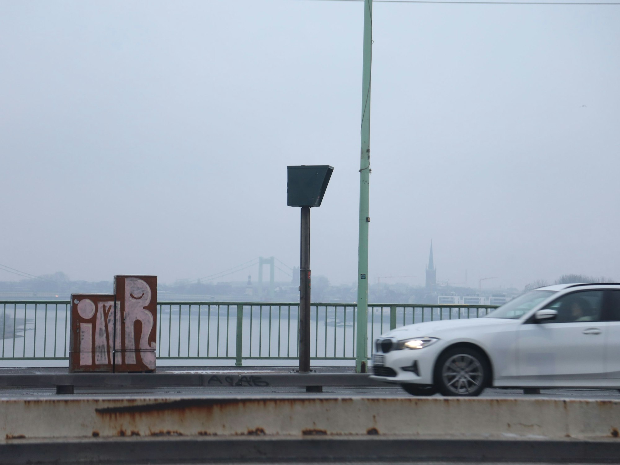 Auf der Kölner Zoobrücke werden am Donnerstag (5. Februar 2026) die neuen Blitzer scharf gestellt. Auf diesem Archivfoto sind noch die alten Blitzer zu sehen.