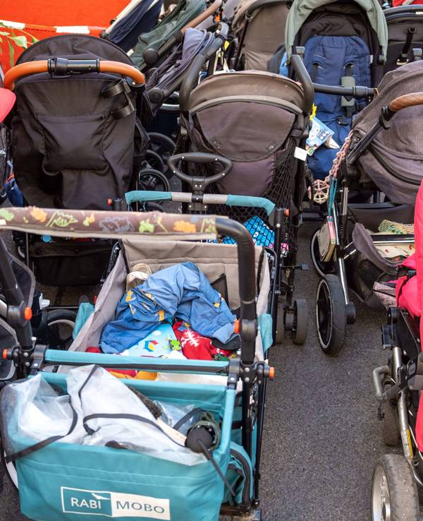 Viele Kinderwagen stehen nebeneinander