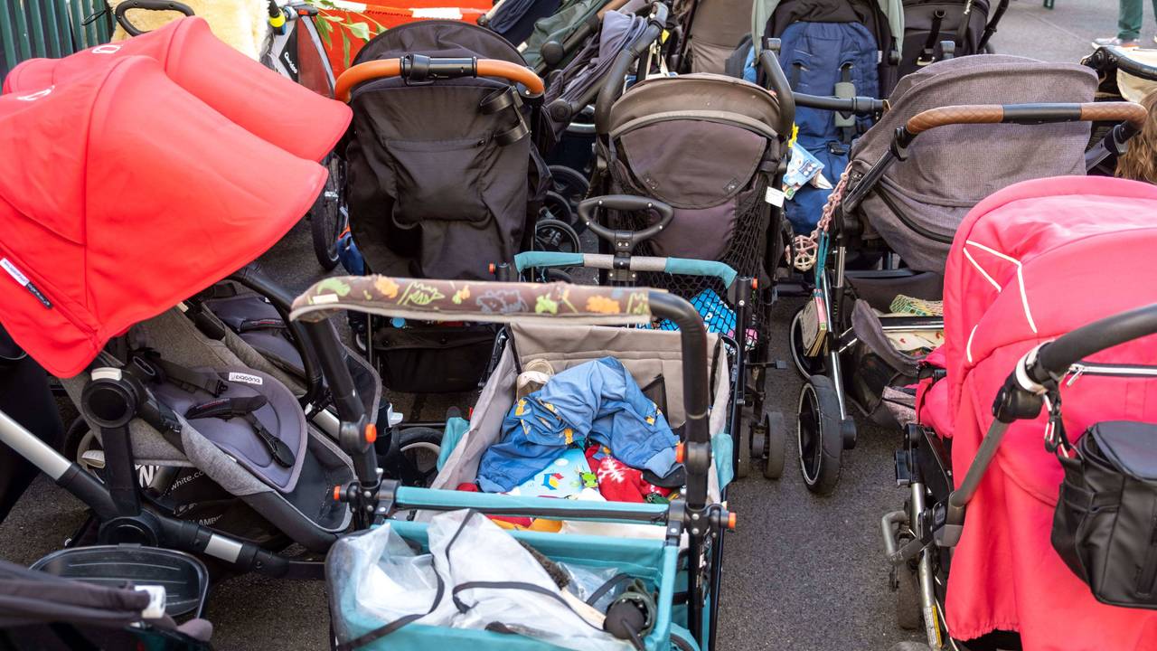 Viele Kinderwagen stehen nebeneinander