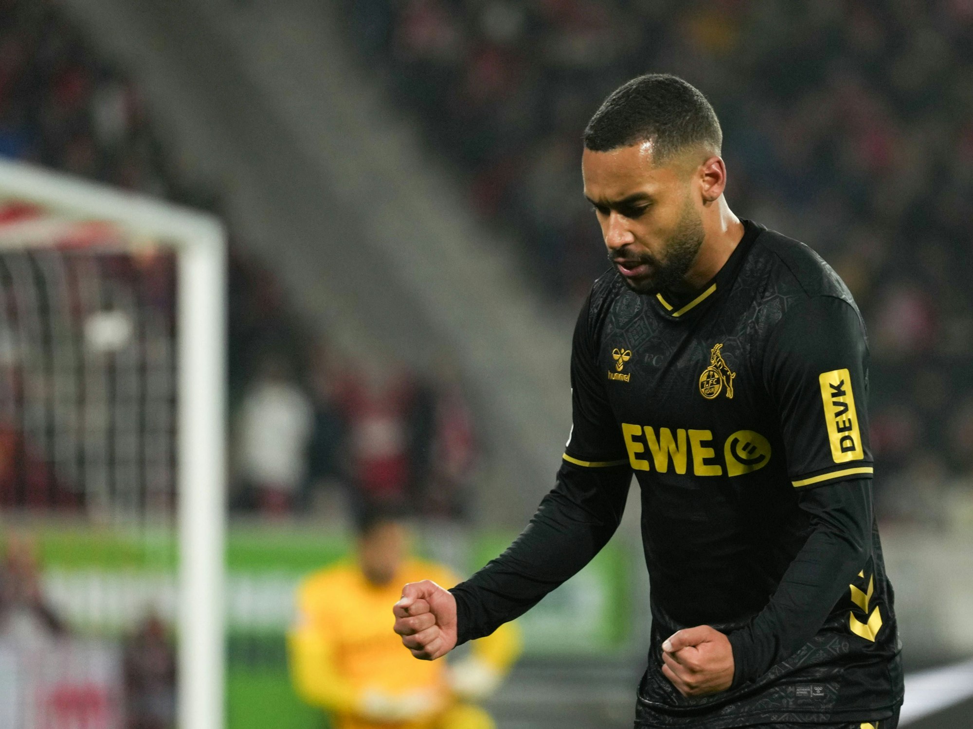 Linton Maina jubelt gegen Freiburg.