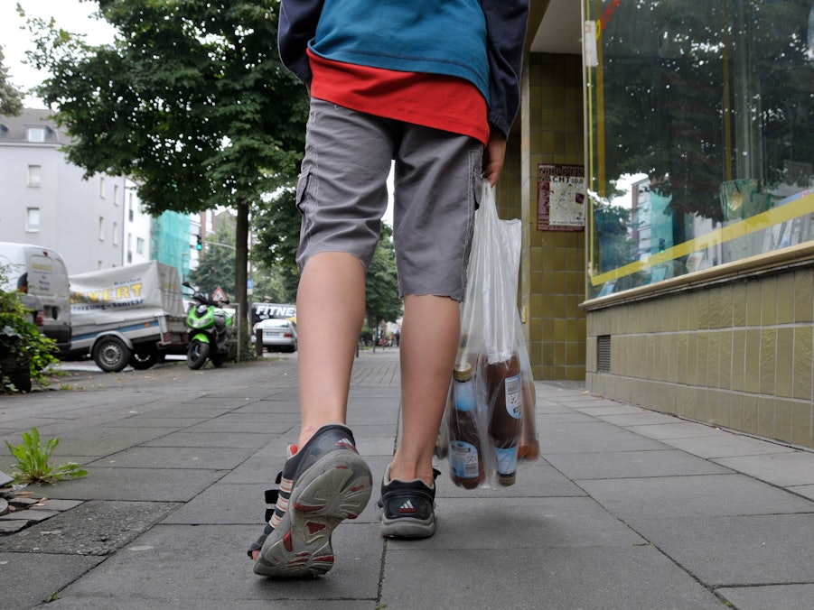 Junge sammelt Pfandflaschen