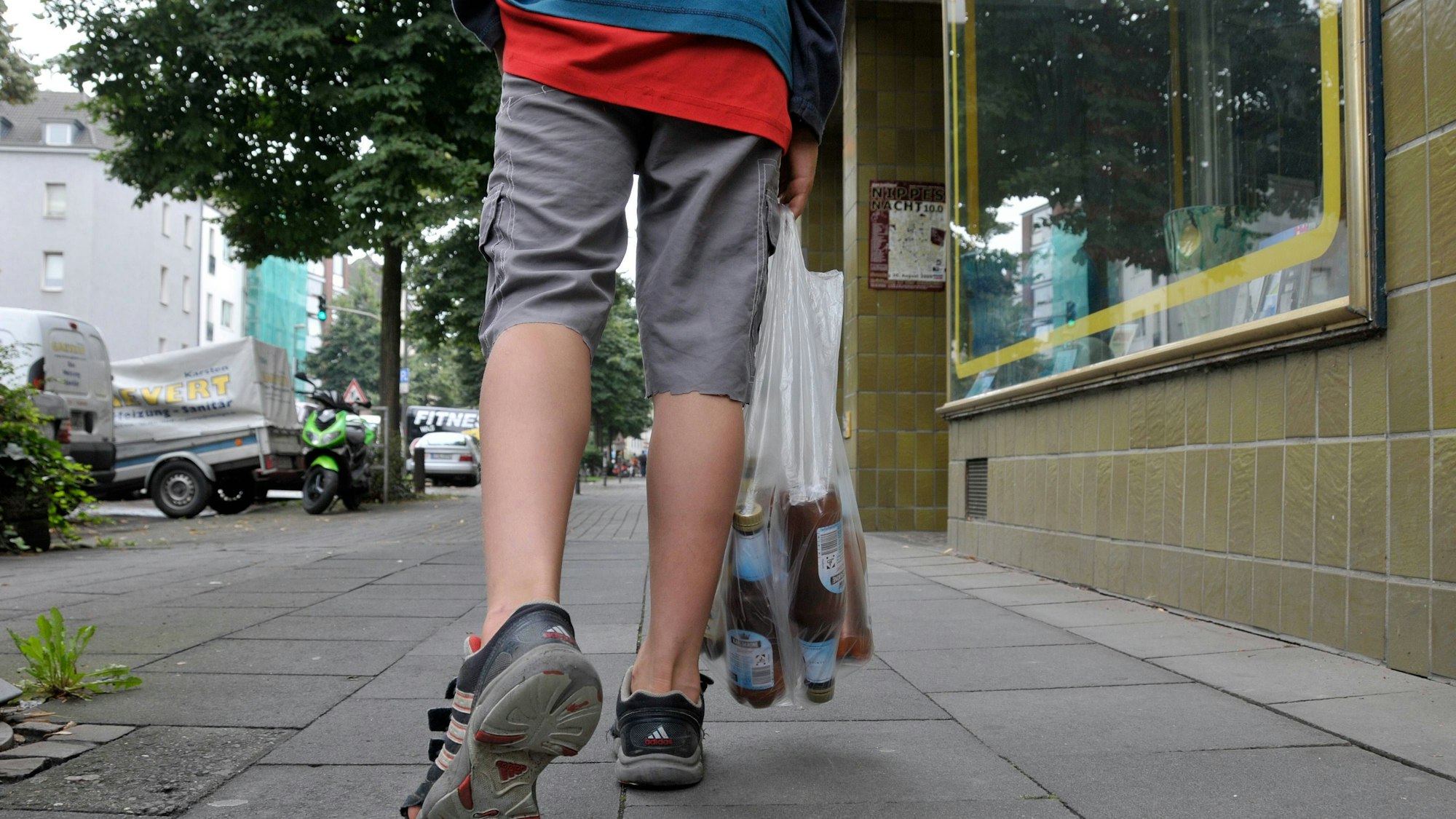 Junge sammelt Pfandflaschen