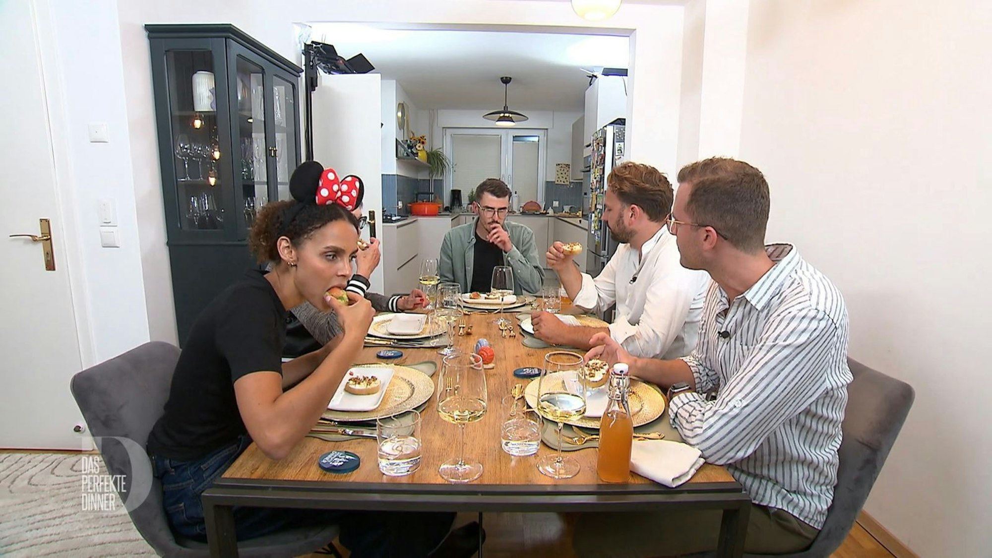 An Tag 4 in Aachen trifft sich die „Dinner“-Runde bei Kevin (29). (Bild: RTL)