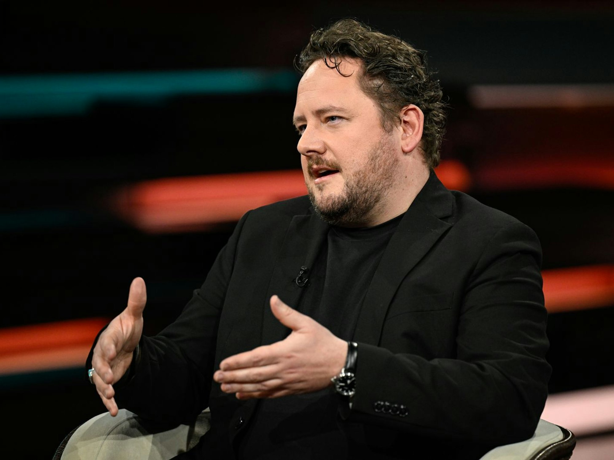 Die Behörde ICE habe zunehmend die Möglichkeit, „nahezu in Echtzeit-Überwachung Menschen zu lokalisieren“, sagte Journalist Florian Flade. (Bild: ZDF / Markus Hertrich)