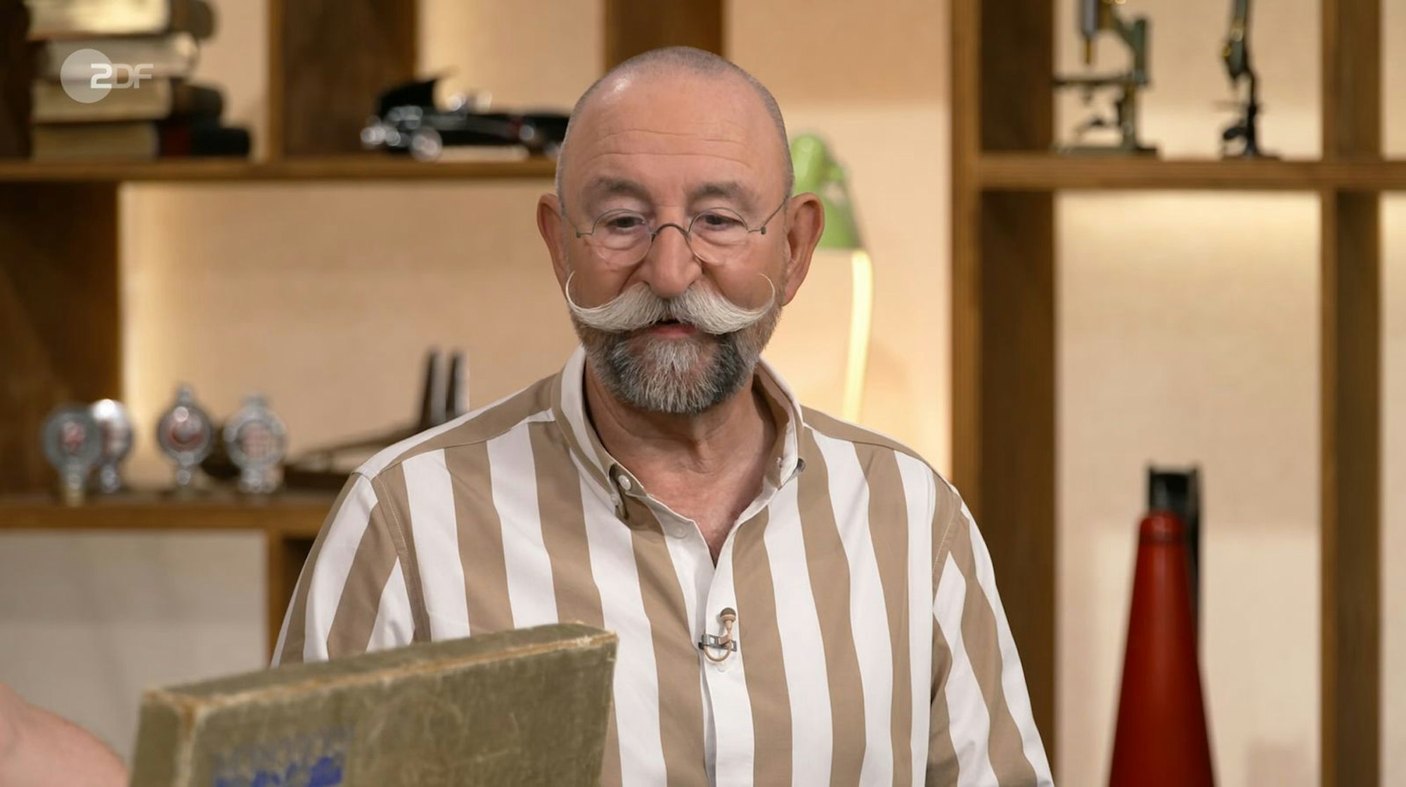 In der Donnerstagsfolge seiner Kultsendung verriet Horst Lichter, dass er als Kind beim Spielen selten vom Glück verfolgt war. „Ich war nie der große Gewinner.“ (Bild: ZDF)