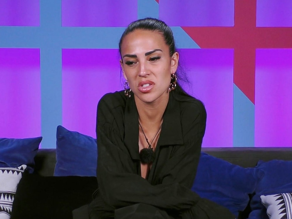 „Der kann gleich nach Hause gehen“, regt sich Elena über Leonidas auf. (Bild: RTL)