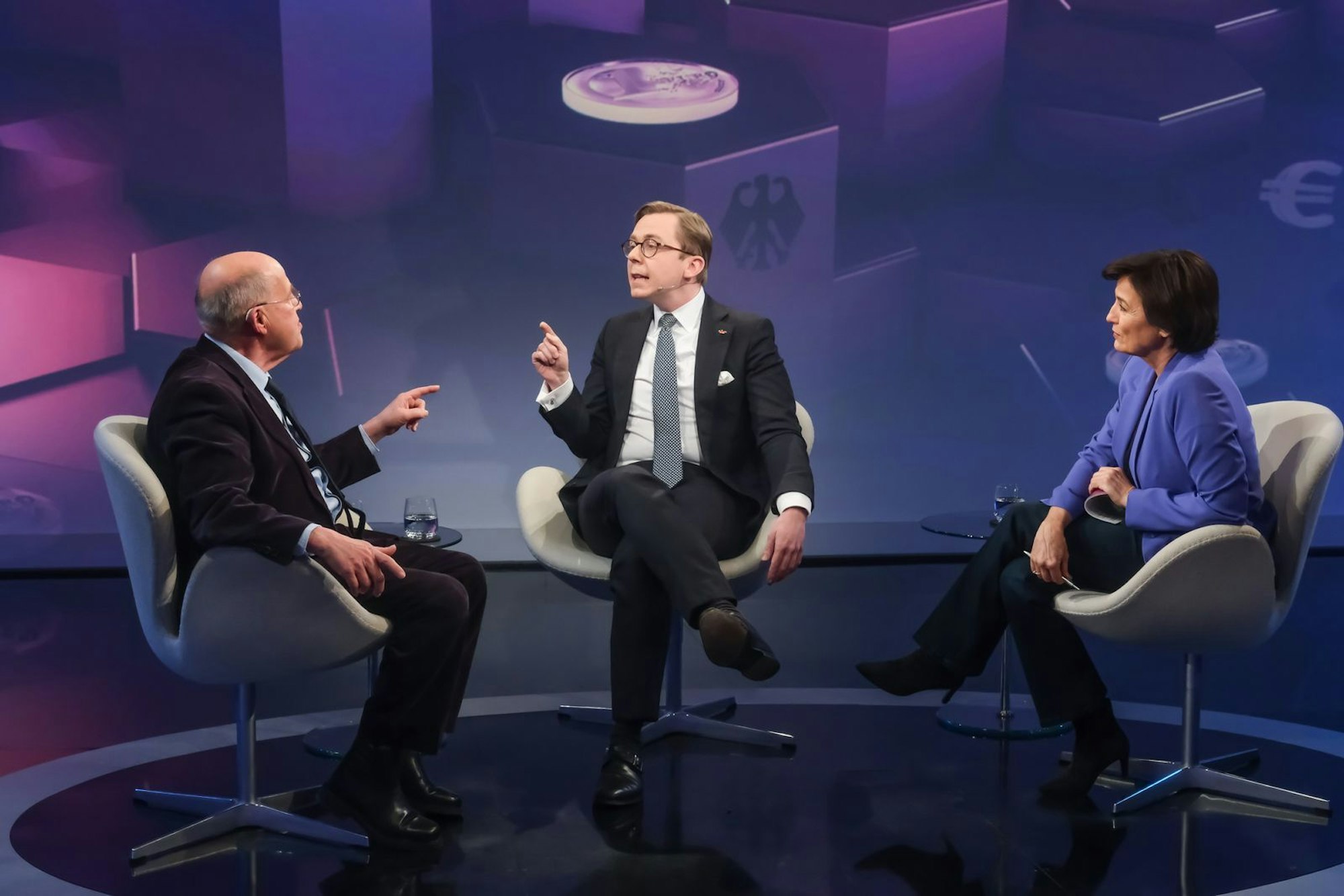 Lebhafte Diskussion: Linken-Politiker Gregor Gysi (links) und Philipp Amthor (CDU) trafen am Mittwochabend bei Sandra Maischberger aufeinander. (Bild: WDR / Oliver Ziebe)