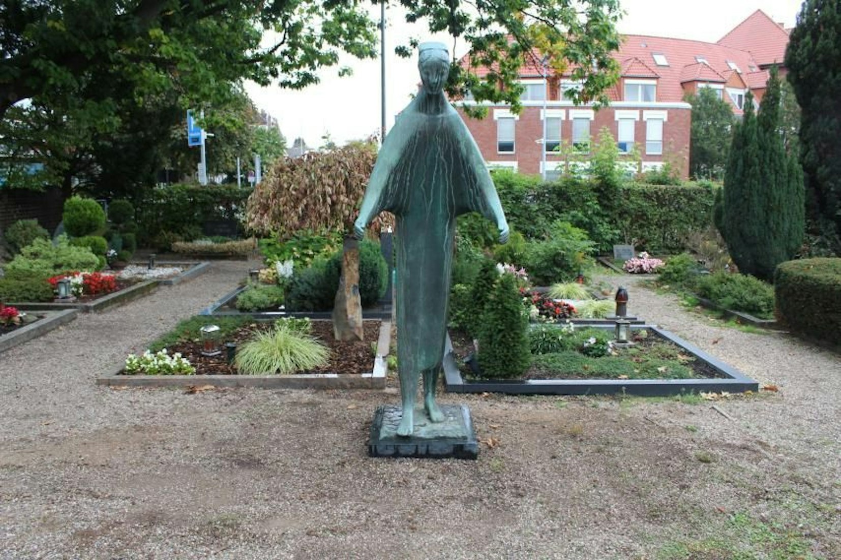 Bronzefigur einer Krankenschwester, die gestohlen wurde.