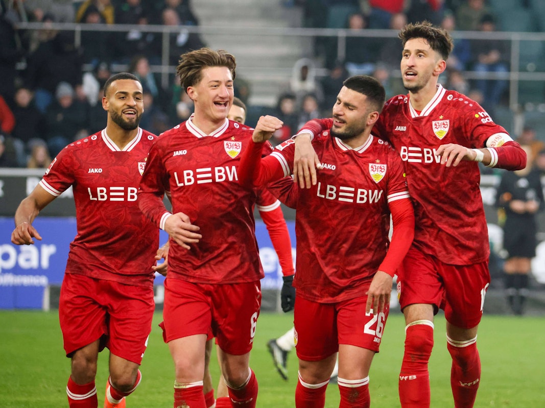 Die Spieler des VfB Stuttgart jubeln nach einem Treffer.