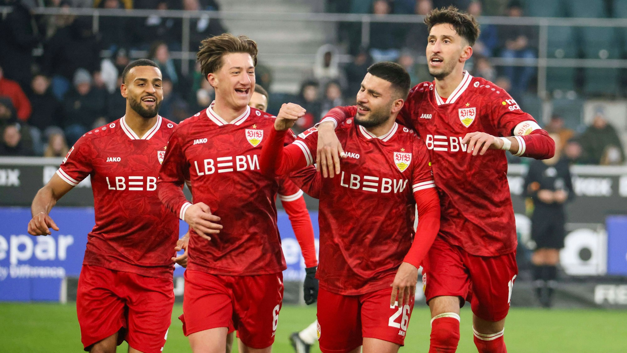 Die Spieler des VfB Stuttgart jubeln nach einem Treffer.