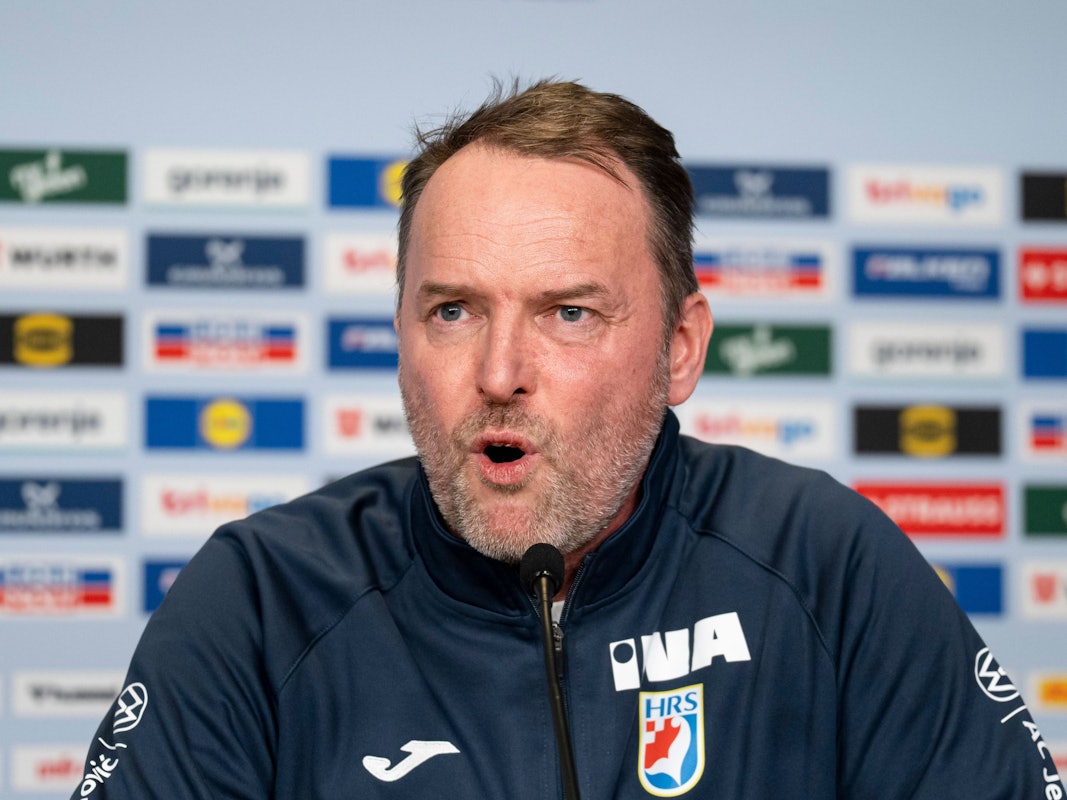 Dagur Sigurdsson, Trainer von Kroatien, spricht während einer Pressekonferenz.