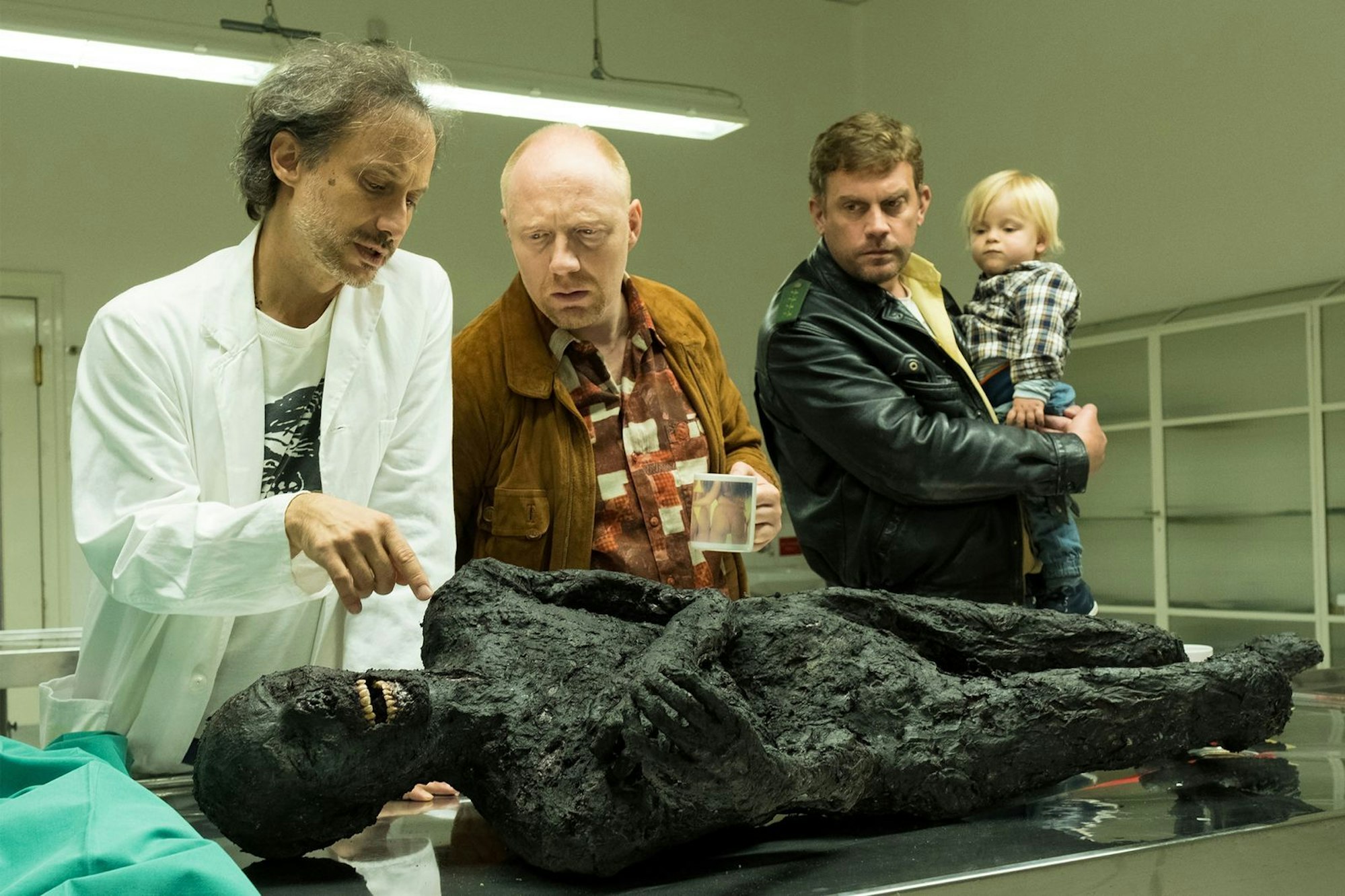 Fans der „Eberhofer-Krimis“ kennen Michael Ostrowski (links, Bild aus „Leberkäsjunkie“) als Pathologe Günther. (Bild: 2019 Constantin Film Verleih GmbH / Bernd Schuller)