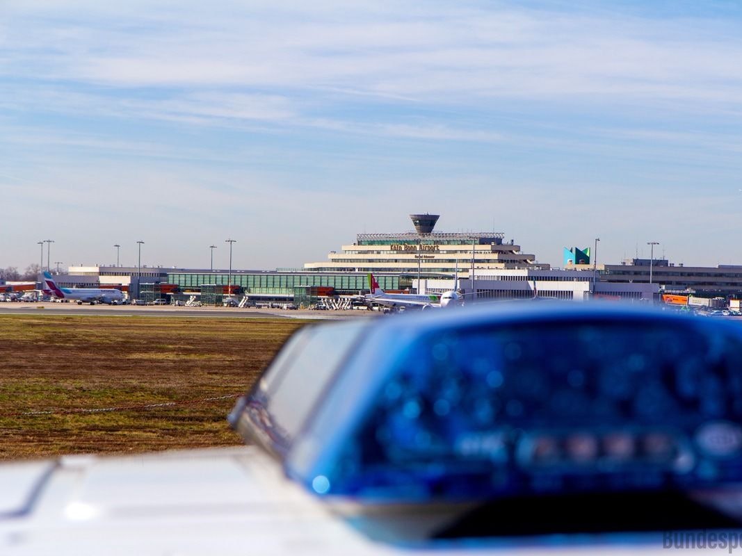 Ein Fahrzeug der Bundespolizei steht am Flughafen Köln/Bonn.