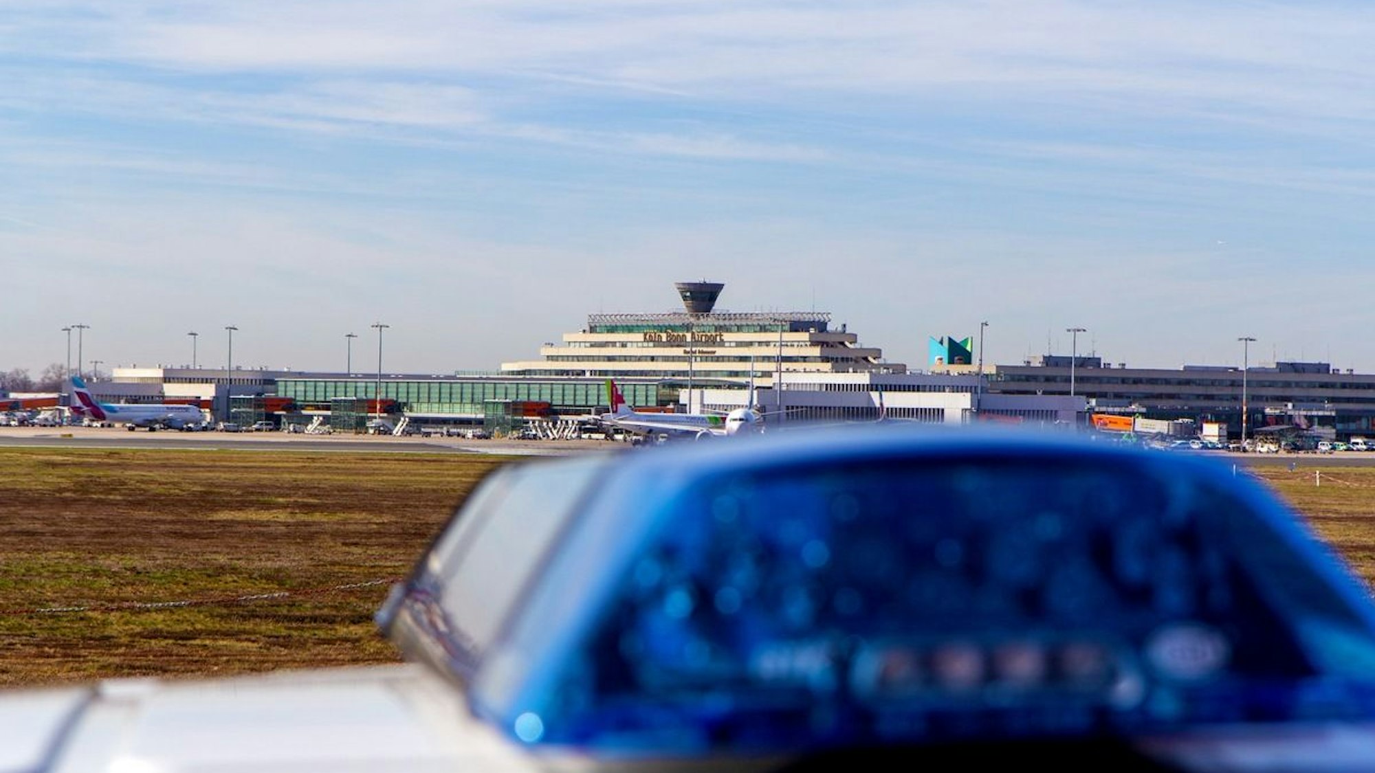 Ein Fahrzeug der Bundespolizei steht am Flughafen Köln/Bonn.