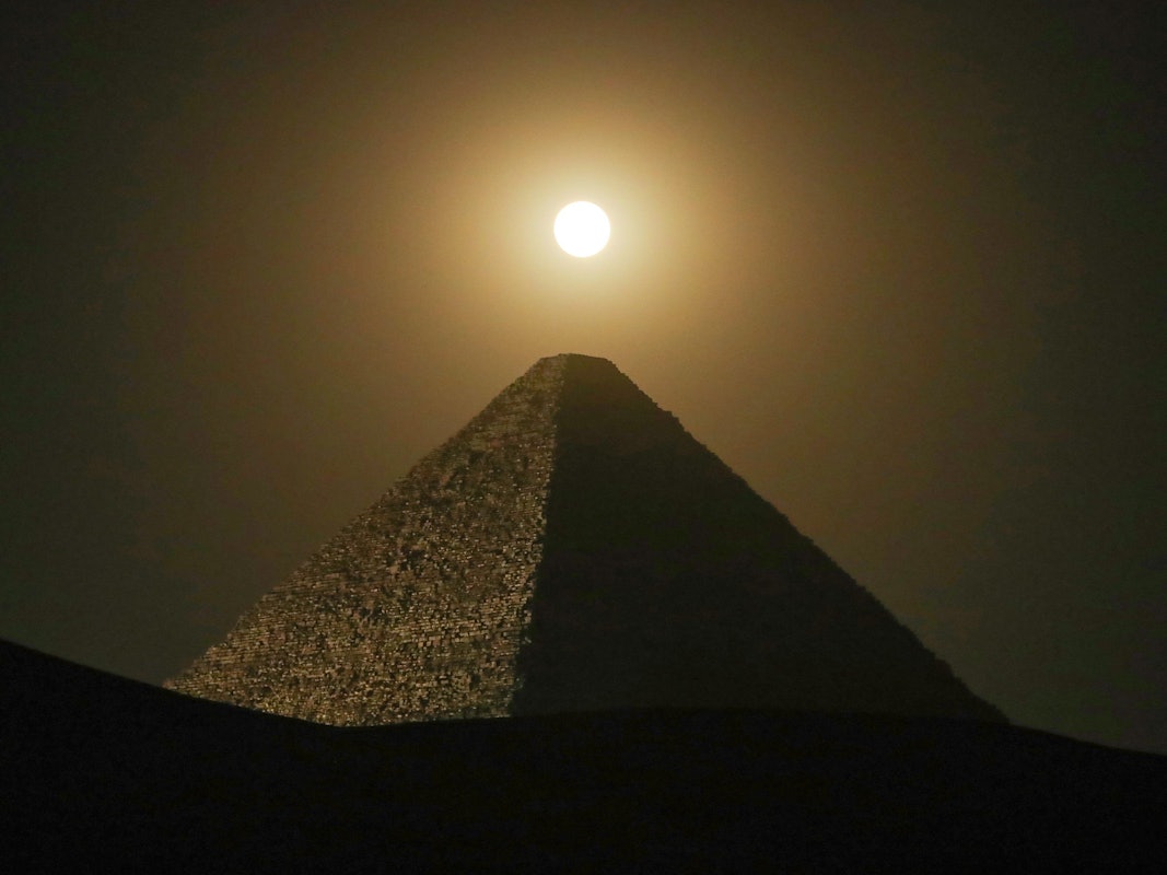 Der Vollmond leuchtet über der Großen Pyramide von Gizeh, der Cheops-Pyramide.