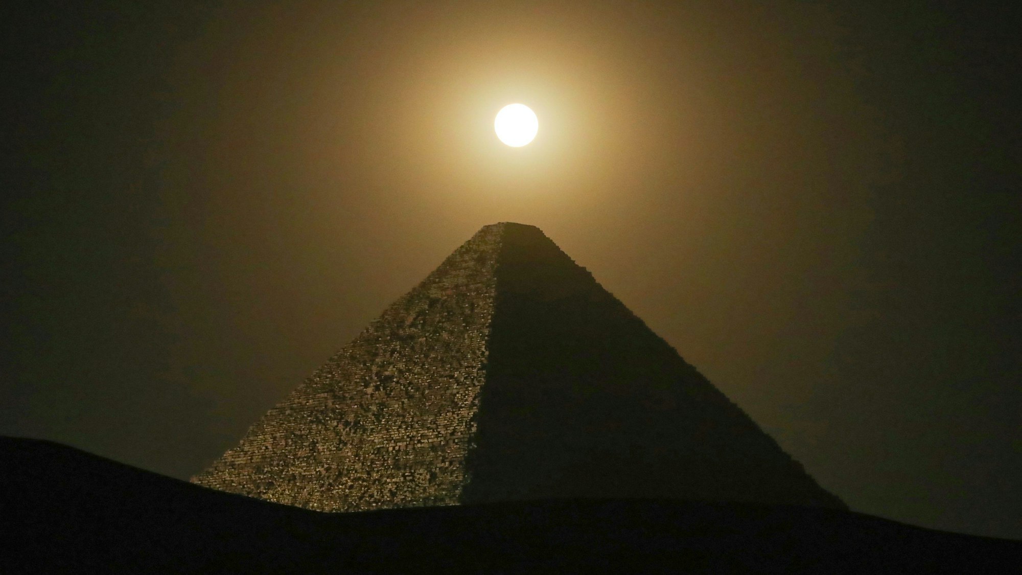 Der Vollmond leuchtet über der Großen Pyramide von Gizeh, der Cheops-Pyramide.