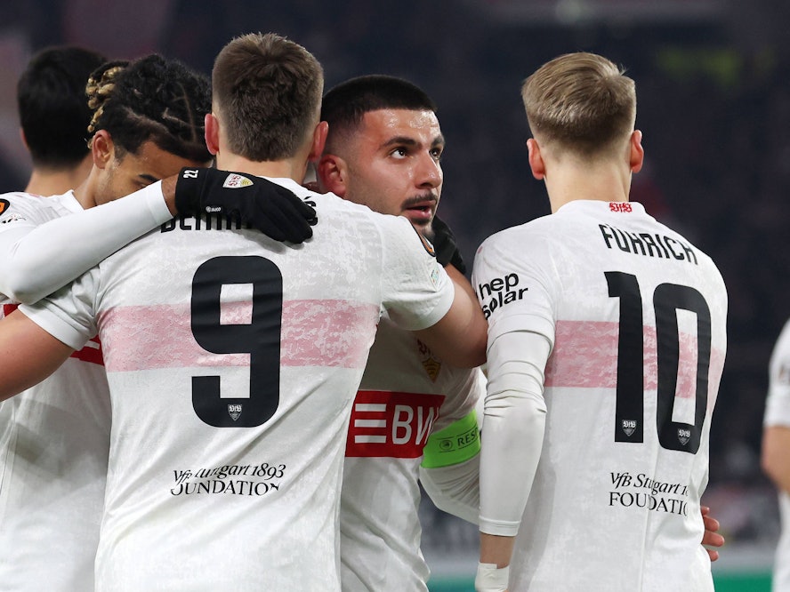 Deniz Undav (2.v.r.) jubelt mit seinen Teamkollegen.