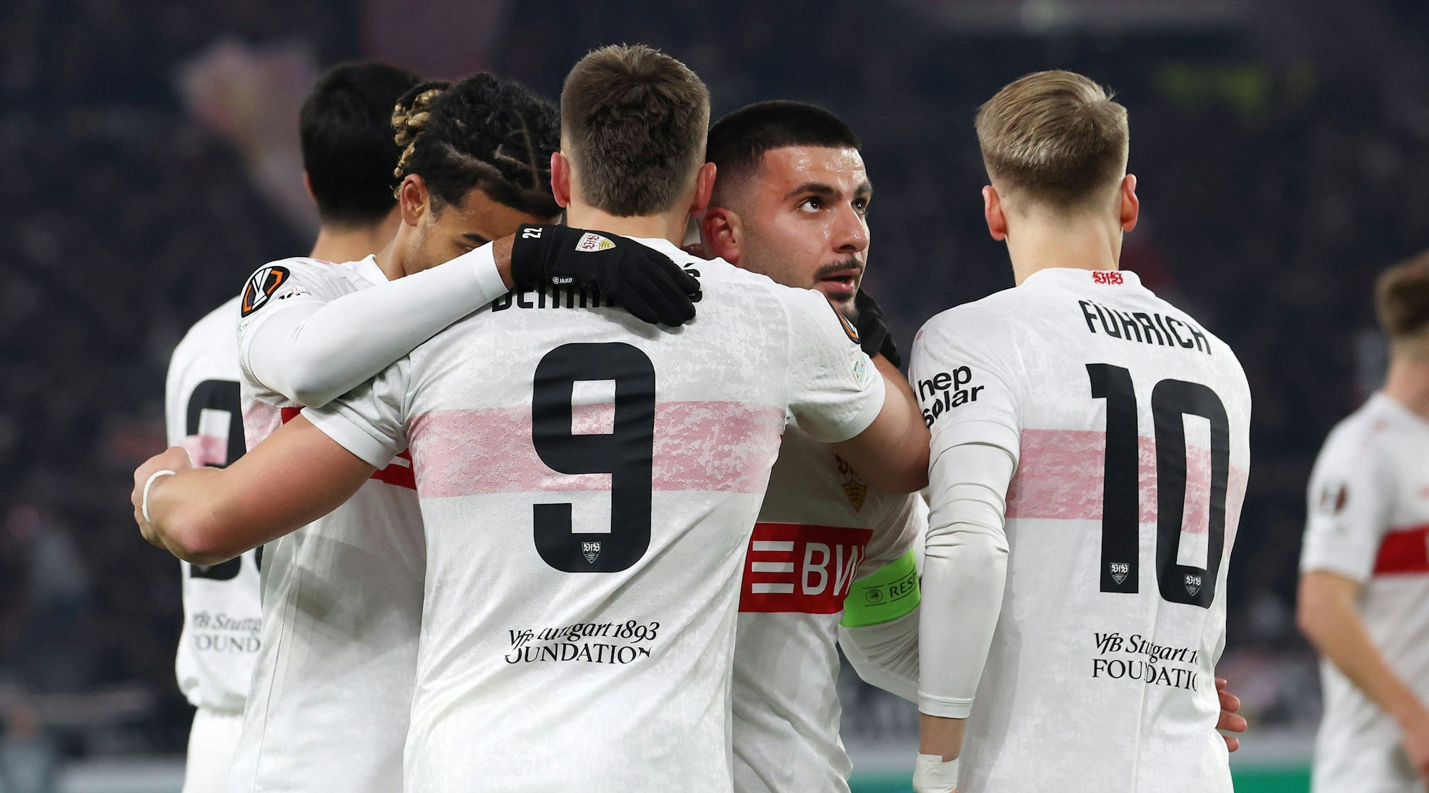 Deniz Undav (2.v.r.) jubelt mit seinen Teamkollegen.