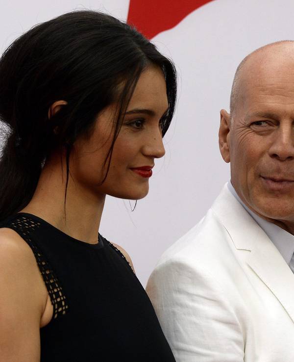 Bruce Willis (r) und seine Frau, das Model Emma Heming-Willis, bei einer Filmpremiere.