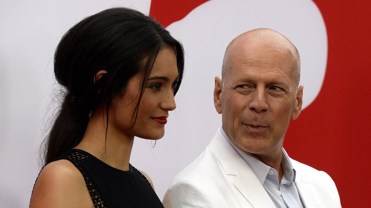 Bruce Willis (r) und seine Frau, das Model Emma Heming-Willis, bei einer Filmpremiere.