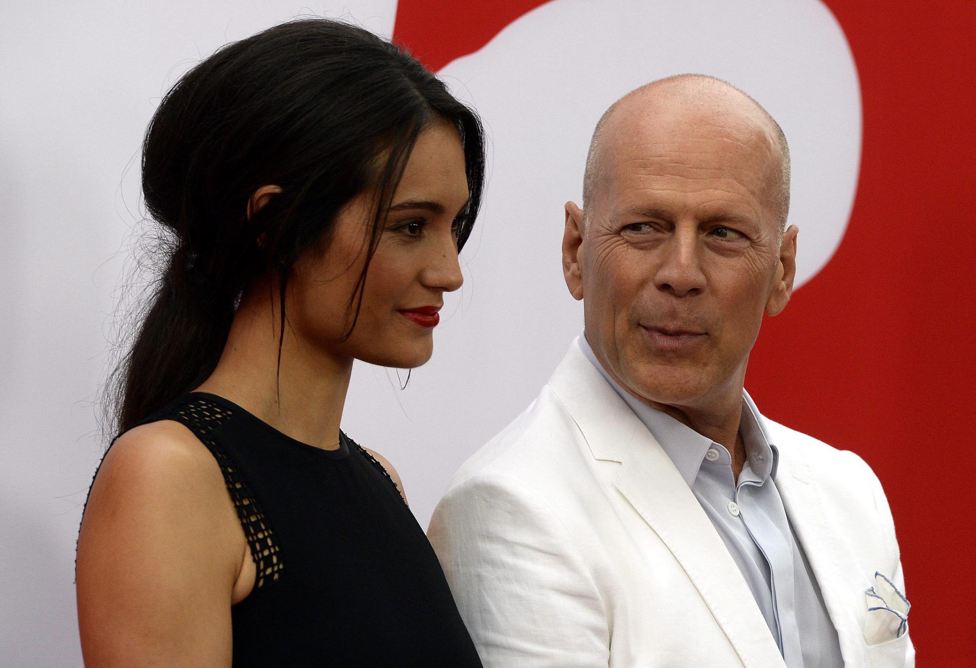 Bruce Willis (r) und seine Frau, das Model Emma Heming-Willis, bei einer Filmpremiere.