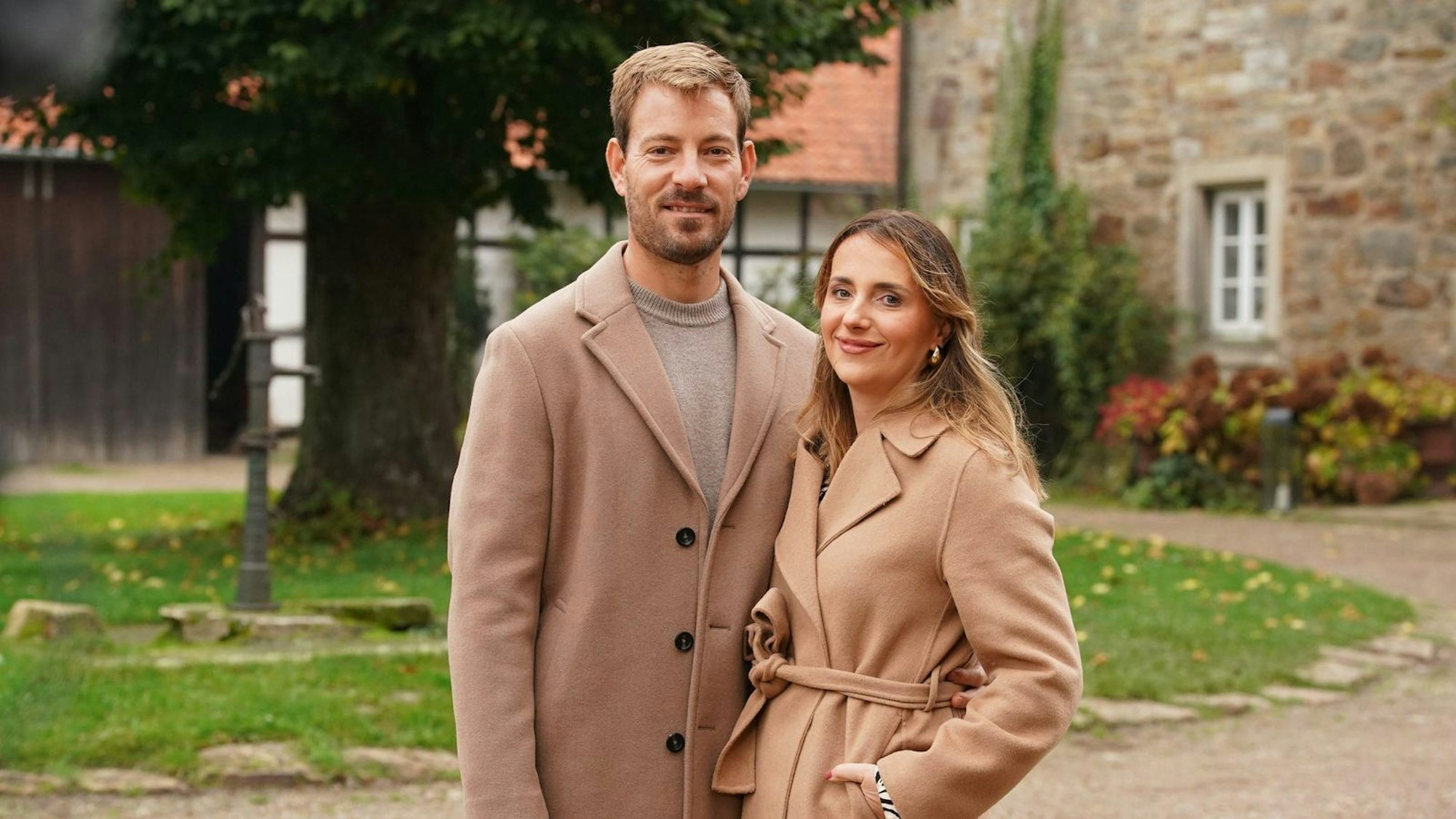 Anna und Gerald Heiser - hier beim großen „Bauer sucht Frau“-Wiedersehen - kehren für eine Reise in ihre alte Heimat Namibia zurück. (Bild: RTL / Stefan Gregorowius)
