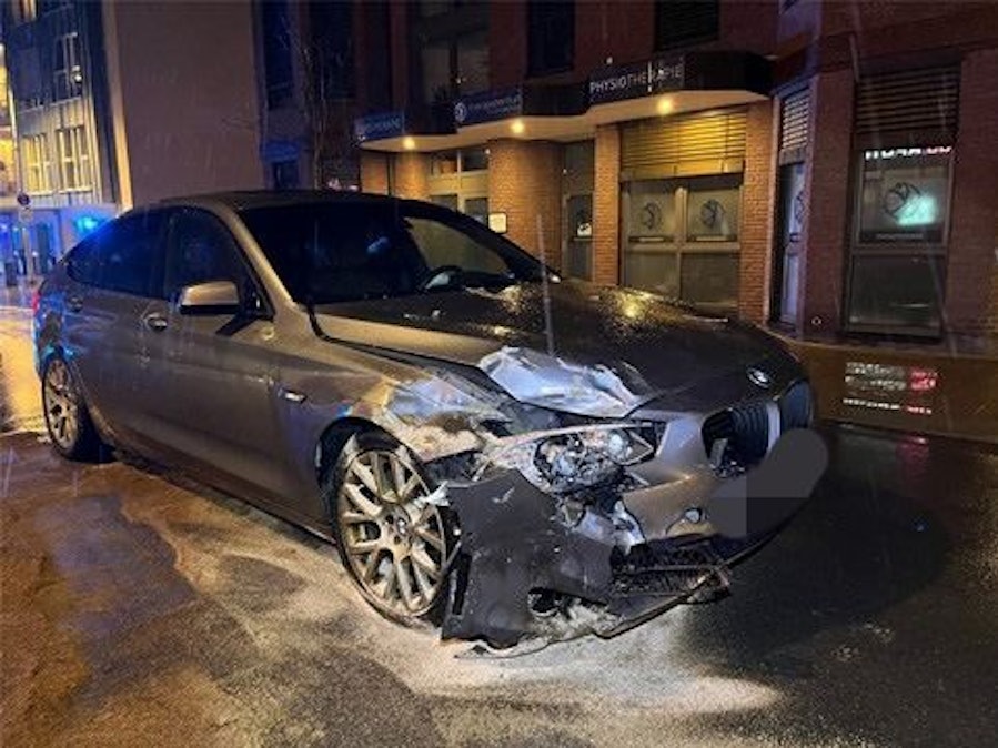 Ein Polizeiauto steht an einer Unfallstelle.
