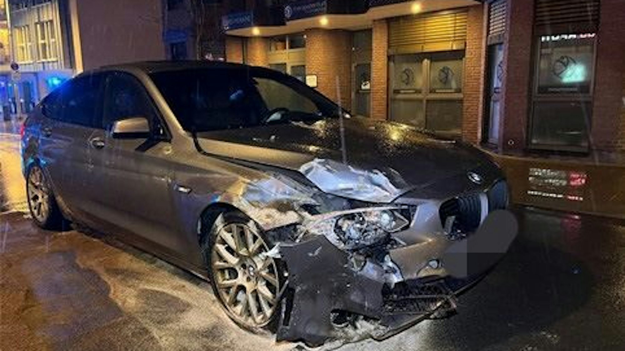 Ein Polizeiauto steht an einer Unfallstelle.