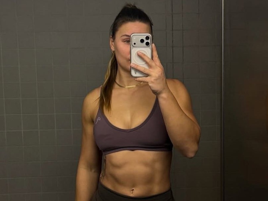 Lisa Buckwitz fotografiert sich im Spiegel.