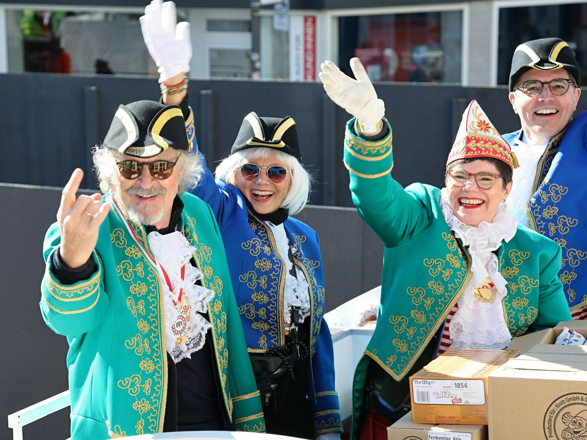 Wolfgang Niedecken auf dem Wagen beim Rosenmontagszug.