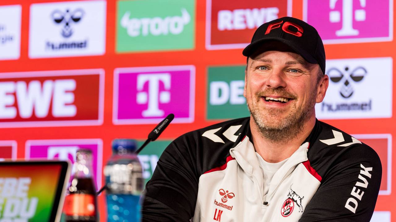 Trainer Lukas Kwasnok lacht auf der Pressekonferenz des 1. FC Köln