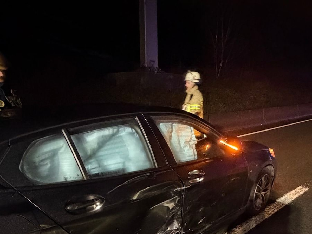 Ein verunfalltes Auto auf der A1 bei Remscheid.